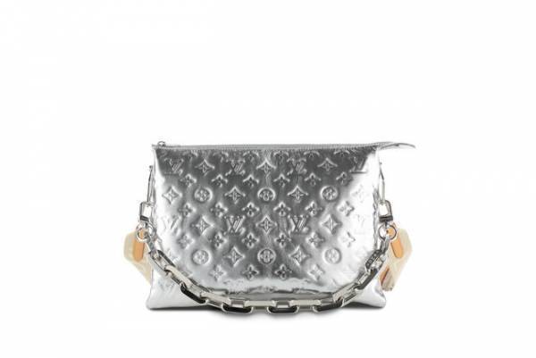 ランウェイコレクションでひと際目を引いたルイ・ヴィトンの新作バッグ「クッサン」が登場