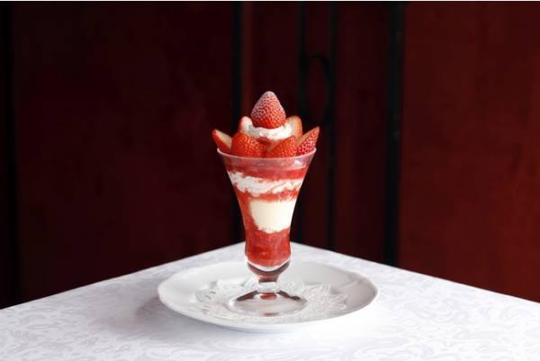 資生堂パーラー 銀座本店「こだわりの苺フェア」がいよいよフィナーレ。希少な苺を使った新作パフェが登場