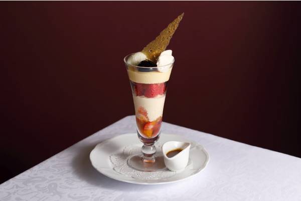 資生堂パーラー 銀座本店「こだわりの苺フェア」がいよいよフィナーレ。希少な苺を使った新作パフェが登場