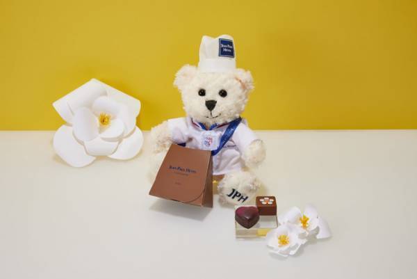 花柄モチーフのボンボンショコラとテディベアのセット。JEAN-PAUL HEVINのホワイトデー コレクション