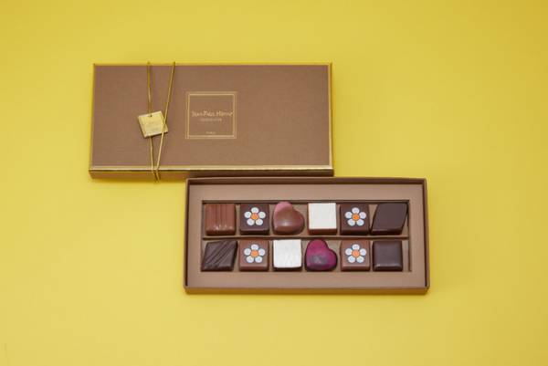 花柄モチーフのボンボンショコラとテディベアのセット。JEAN-PAUL HEVINのホワイトデー コレクション