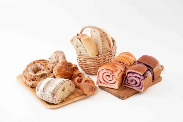 ほんのりピンク色の生地にきれいなジャムの渦巻き。ベーカリー ペニーレインから「とちおとめブレッド」が登場