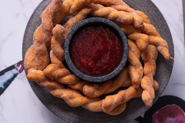 世界のスイーツで旅行気分を! 月替わりで楽しめるコンラッド大阪のストロベリースイーツビュッフェ