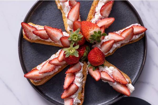 世界のスイーツで旅行気分を! 月替わりで楽しめるコンラッド大阪のストロベリースイーツビュッフェ