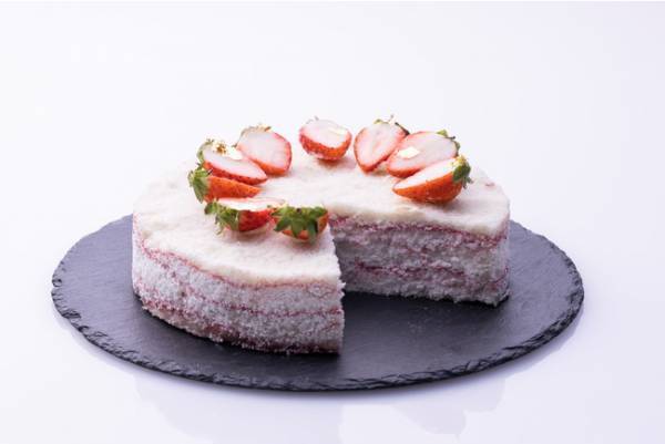 世界のスイーツで旅行気分を! 月替わりで楽しめるコンラッド大阪のストロベリースイーツビュッフェ