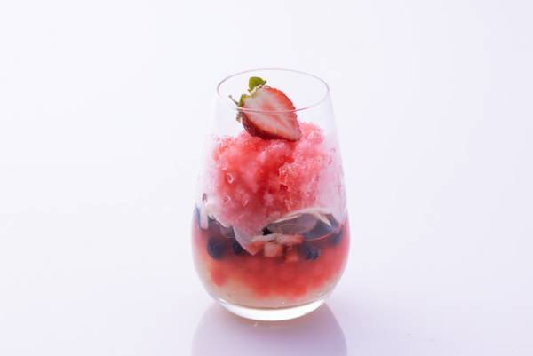 世界のスイーツで旅行気分を! 月替わりで楽しめるコンラッド大阪のストロベリースイーツビュッフェ