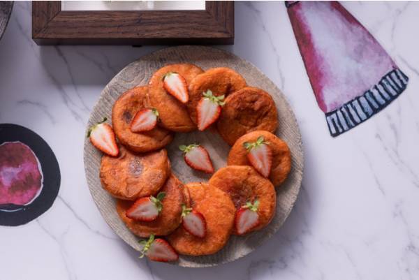 世界のスイーツで旅行気分を! 月替わりで楽しめるコンラッド大阪のストロベリースイーツビュッフェ