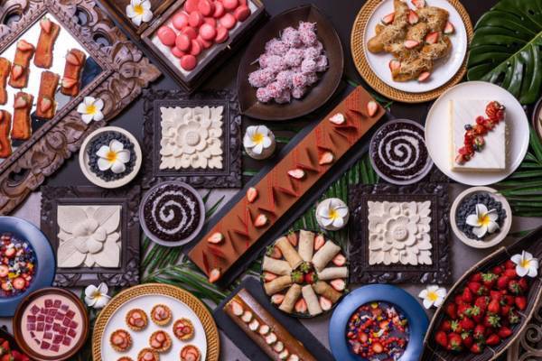 世界のスイーツで旅行気分を! 月替わりで楽しめるコンラッド大阪のストロベリースイーツビュッフェ