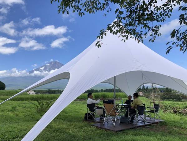 四季折々の富士山と里山の景色を満喫。高級感溢れるプライベート施設で楽しむグランピング