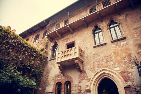 写真家・笠原秀信が旅をテーマにしたオンラインExhibition「THE ROAD」を開催。 第1弾はイタリア・ヴェローナ編