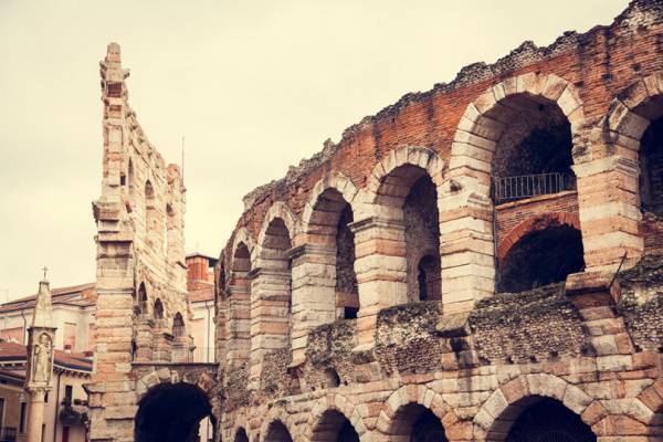 写真家・笠原秀信が旅をテーマにしたオンラインExhibition「THE ROAD」を開催。 第1弾はイタリア・ヴェローナ編