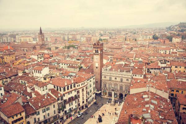 写真家・笠原秀信が旅をテーマにしたオンラインExhibition「THE ROAD」を開催。 第1弾はイタリア・ヴェローナ編