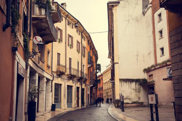 写真家・笠原秀信が旅をテーマにしたオンラインExhibition「THE ROAD」を開催。 第1弾はイタリア・ヴェローナ編