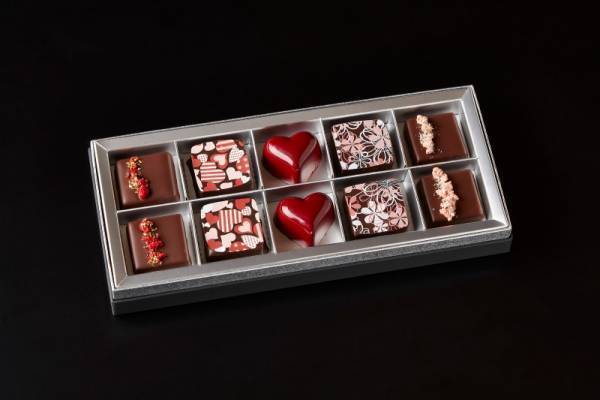 不動の人気、真っ赤なハート型ボンボンショコラ。ザ・リッツ・カールトン東京で大人なバレンタイン