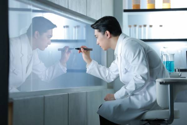 吉沢亮と新木優子が研究員を演じたディオールのショートフィルム公開。制作は日本映画界のトップクリエイターが集結