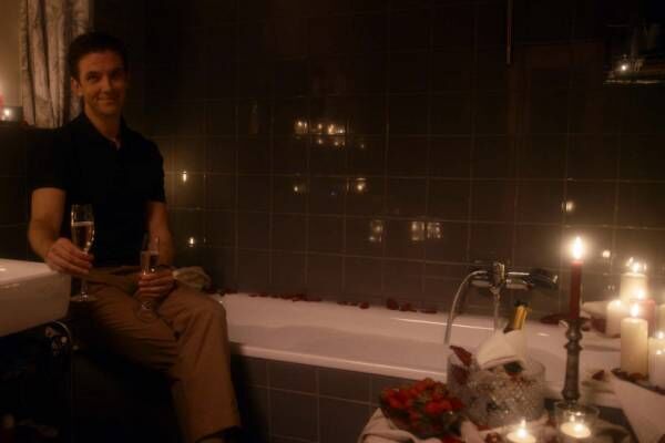 ダン・スティーヴンスが魅力的なアンドロイドを演じる映画「アイム・ユア・マン 恋人はアンドロイド」が公開中