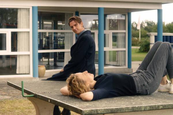 ダン・スティーヴンスが魅力的なアンドロイドを演じる映画「アイム・ユア・マン 恋人はアンドロイド」が公開中