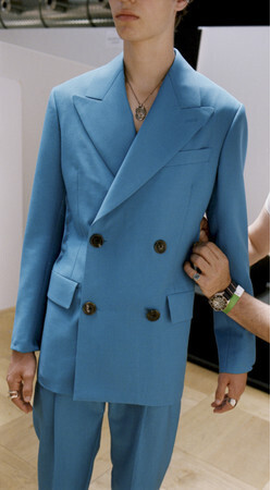 アレキサンダー・マックイーン、2022年春夏プレコレクションこだわりのテーラードアイテムをご紹介