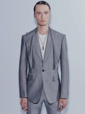 アレキサンダー・マックイーン、2022年春夏プレコレクションこだわりのテーラードアイテムをご紹介