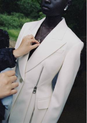 アレキサンダー・マックイーン、2022年春夏プレコレクションこだわりのテーラードアイテムをご紹介