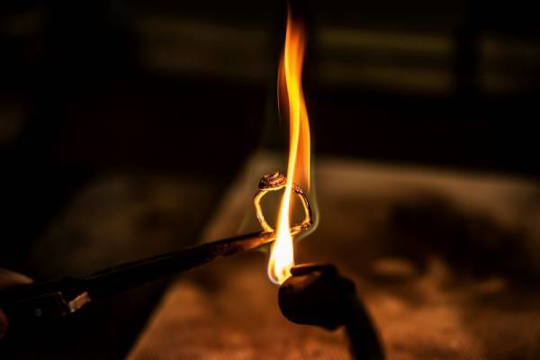 ムッシュ ディオールがこよなく愛したバラの花をクラフツマンシップで見事に再現した「ローズ ディオール クチュール」