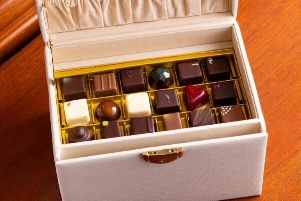 ザ・リッツ・カールトン大阪のバレンタインは、贅沢な4段仕立ての「ジュエリーチョコレートボックス」