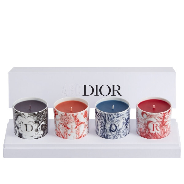 メゾンを象徴する「ミッツァ」スカーフを再解釈したディオール メゾンの新作『ABC DIOR』