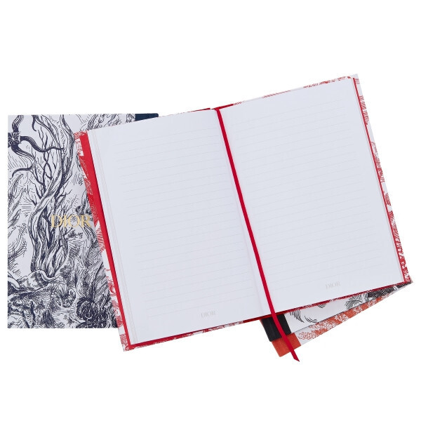 メゾンを象徴する「ミッツァ」スカーフを再解釈したディオール メゾンの新作『ABC DIOR』