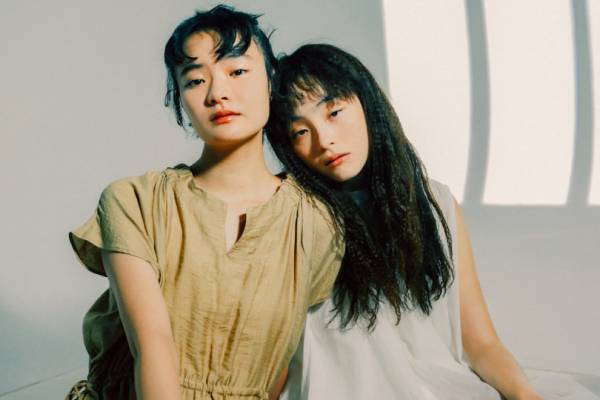 ヴィヴィアンタム 2022年春夏、モトーラ世理奈とTSUGUMIが着る新作ルック。特別なムービーも公開