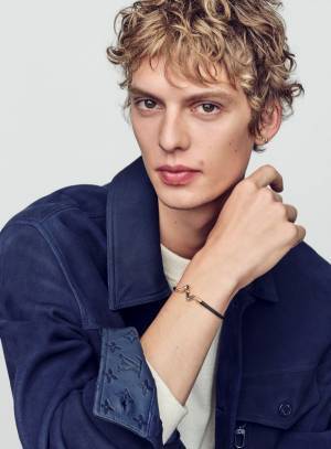 ルイ・ヴィトンのファインジュエリー『LV ヴォルト』に新作が登場。「L」と「V」のイニシャルをグラフィカルに表現