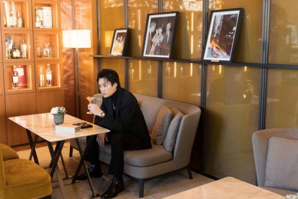 ブルガリ イル・チョコラートのバレンタイン限定チョコレート発売会見に俳優 鈴木伸之が登場