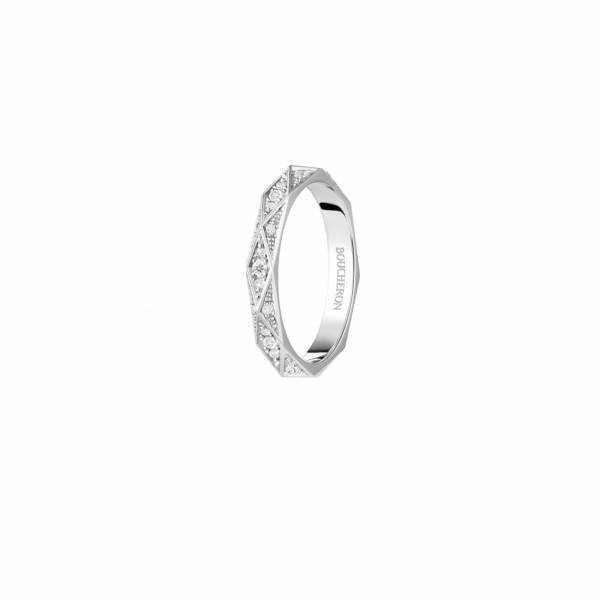 ブシュロンのブライダルコレクション「ファセット」に新作。光を反射する幾何学的なファセットを配したデザインに