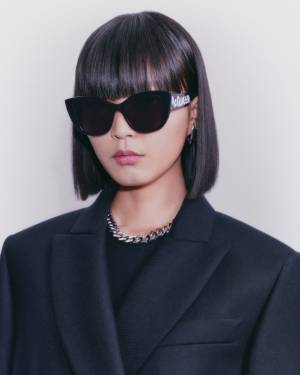 アレキサンダー・マックイーン 2022年春夏プレコレクションより新作アイウエアが登場