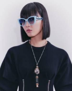 アレキサンダー・マックイーン 2022年春夏プレコレクションより新作アイウエアが登場