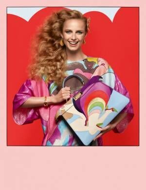 フェンディが2022年春夏ウィメンズの広告キャンペーンを発表。鮮やかな色彩と陽気な雰囲気を表現