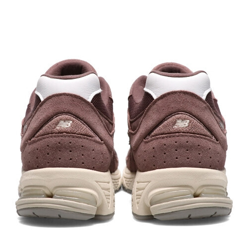 ニューバランスの人気モデル「2002R」にスエードアッパーに暖色を配した新色が登場