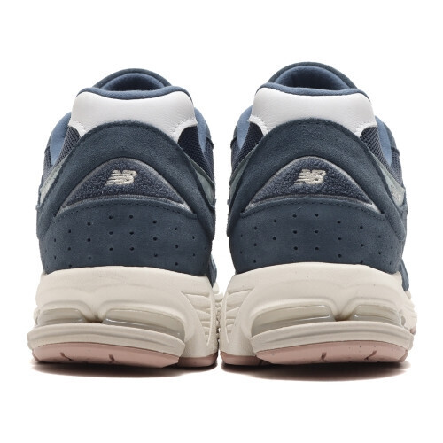 ニューバランスの人気モデル「2002R」にスエードアッパーに暖色を配した新色が登場