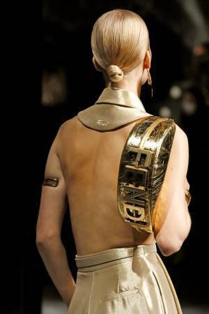 フェンディからクラシックなホーボーシルエットに大胆なFENDIロゴをあしらった新作バッグ「フェンディグラフィー」が登場