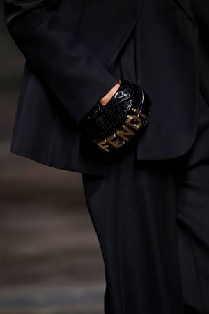 フェンディからクラシックなホーボーシルエットに大胆なFENDIロゴをあしらった新作バッグ「フェンディグラフィー」が登場