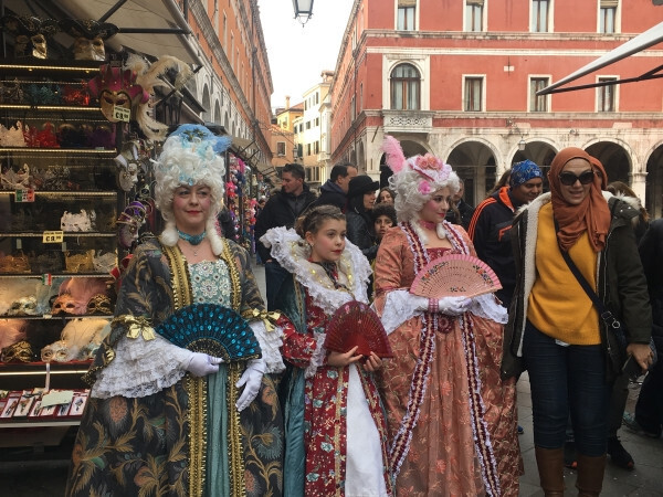 世界三大カーニバルの一つ「ベネチアカーニバル」。貴族に扮するこだわりの衣装をチェック!【From cities 世界の都市に憧れてVol.27】