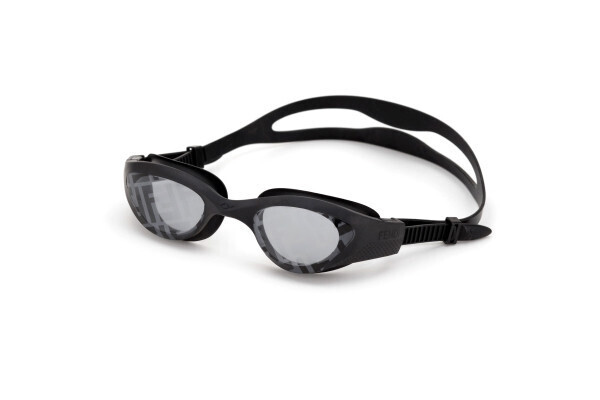 フェンディがスイムブランド「アリーナ」とのコラボによるスイミングキットを限定発売