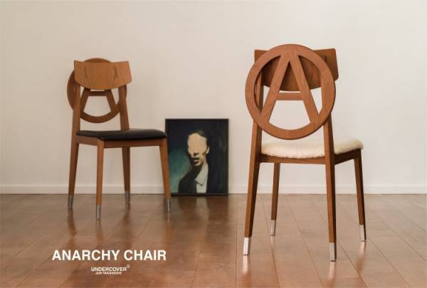 アンダーカバーが天童木工製作の「アナーキーチェア」を販売。背面にシンボルの『サークル A』を配置