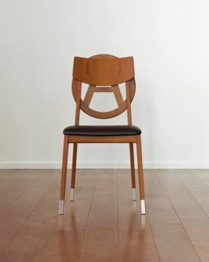 アンダーカバーが天童木工製作の「アナーキーチェア」を販売。背面にシンボルの『サークル A』を配置