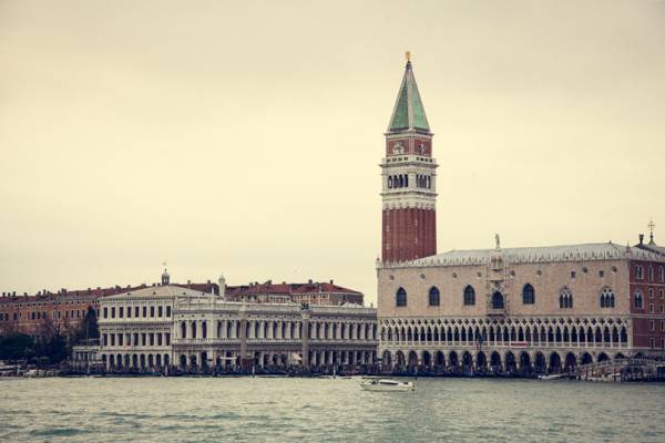 写真家・笠原秀信による旅をテーマにしたオンラインExhibition「THE ROAD」。第3弾はイタリア・ヴェネチア