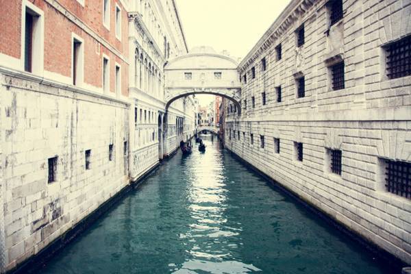 写真家・笠原秀信による旅をテーマにしたオンラインExhibition「THE ROAD」。第3弾はイタリア・ヴェネチア