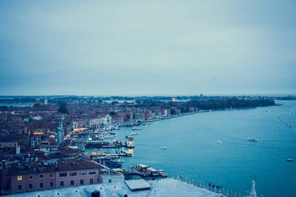 写真家・笠原秀信による旅をテーマにしたオンラインExhibition「THE ROAD」。第3弾はイタリア・ヴェネチア