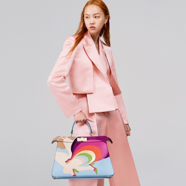 アントニオ・ロペスのイラストが施されたフェンディ「ピーカブー」と「バゲット」が登場