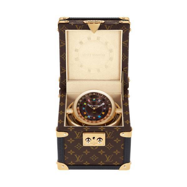 メゾンの伝統的なトランクを彷彿させる、ルイ・ヴィトン「タンブール デュアル・タイム テーブルクロック トランク」に新色が登場