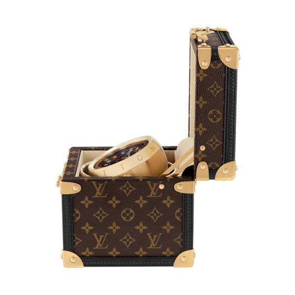 メゾンの伝統的なトランクを彷彿させる、ルイ・ヴィトン「タンブール デュアル・タイム テーブルクロック トランク」に新色が登場