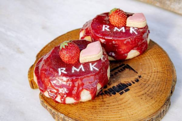 RMKがブランド誕生25周年! RMK AOYAMAが期間限定のディスプレイや、スペシャルコラボドーナツも登場